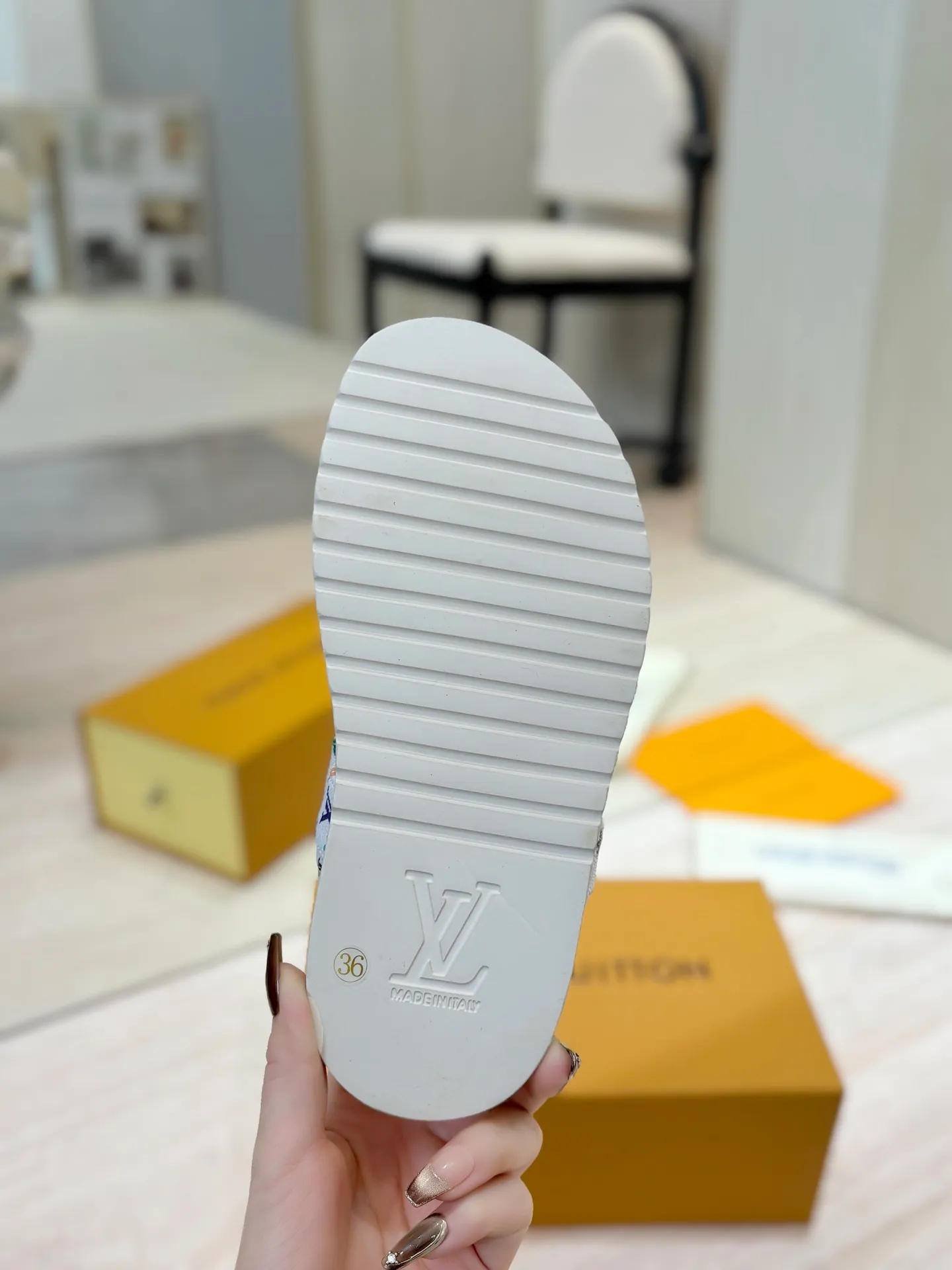 👟👟Ex-factory price 460👟👟 LV 2025 spring and summer new products 🥰 Popular LV donkey brand counters Embossed logo embossed sandals This Pool Pillow Comfort flat sandals are made of technical fabrics and use high-frequency embossing technology to reinterpret the Monogram pattern. Soft padded upper with adjustable Velcro, comfortable and tough insole adds harmonious colors 👍New hard goods, purchasing agent level! Full of high-end feel! A popular model among bloggers at home and abroad, it’s retro and fashionable and looks amazing on your feet! The official website's main recommendation 👍👍 ✅ Upper: waterproof special original fabric ✅ Inner lining: imported mixed sheepskin ✅ Outsole: original molded foam outsole ✅ Number of sizes: women's size 35-45 (women's size 41 men's 38.45, custom-made, non-refundable) ✅ Packaging: full set of drawer boxes ​